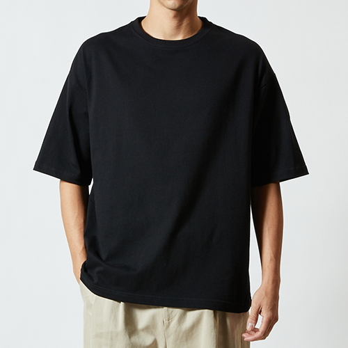 モデル身長:182cm <br />
着用カラー:002.ブラック <br />
着用サイズ :L