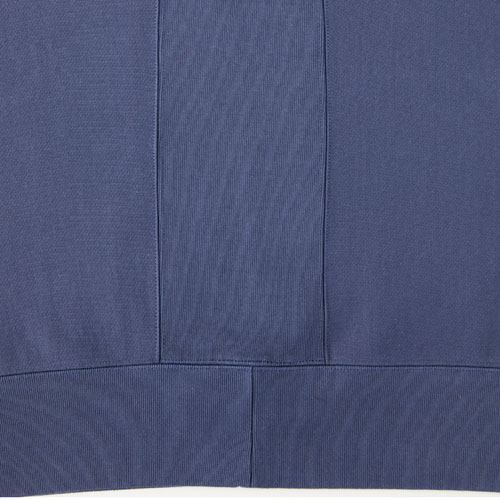 二重のサイドリブ<br />
横方向への縮みを防ぎ、動きやすさを得ています。