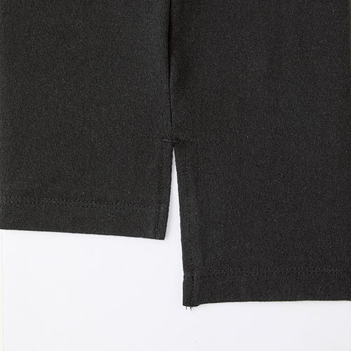 前後段違い仕様の裾スリット