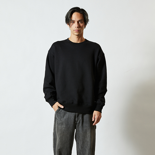 モデル身長:182cm <br />
着用カラー:002.ブラック<br />
着用サイズ:XL