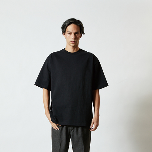 モデル身長:182cm <br />
着用カラー:002ブラック <br />
着用サイズ :L