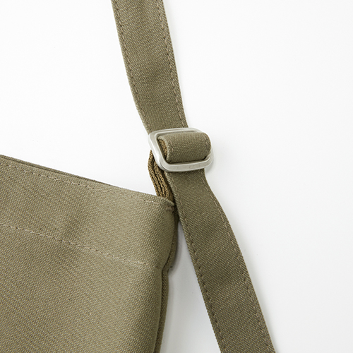 金属バックル。ストラップのサイズ調整が 可能です。<br />