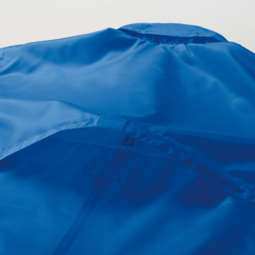 背中に通気性を持たせているので、ムレ感を軽減します。 ( ベンチレーション部分のみメッシュ仕様)