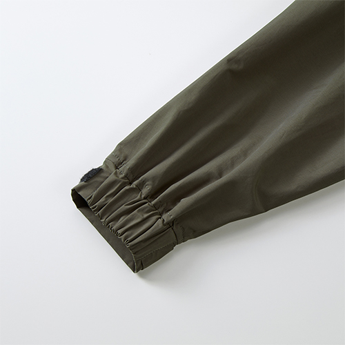 袖口は風の侵入を防ぐ、シャーリングとベルク口仕様