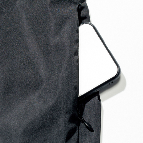 スラッシュポケットは取り出しやすい様に少し前一に設計。ファスナー付き。