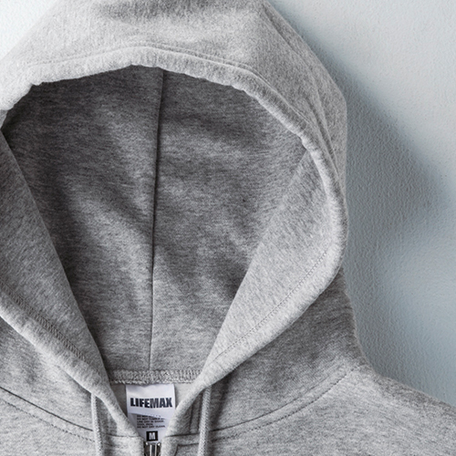 フード二枚重ねで立体感を重視。