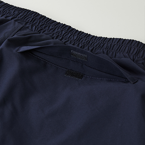 ヒップのポケット口はベルクロテープ仕様