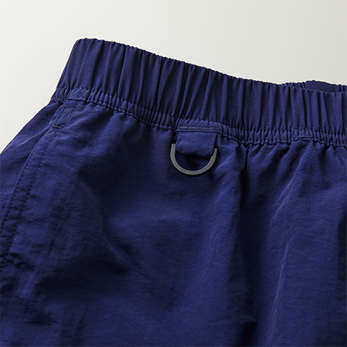 フロントには樹脂製Dカン付き