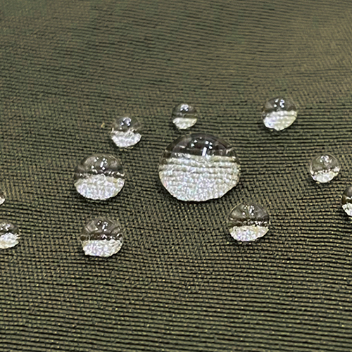 生地の表面についた水滴を弾きやすい加工をしています。<br />
生地をコーティングしても、布目の隙間は塞がれないので空気や蒸気は通します。<br />
通気性が保たれるので蒸れにくいというメリットがあります。