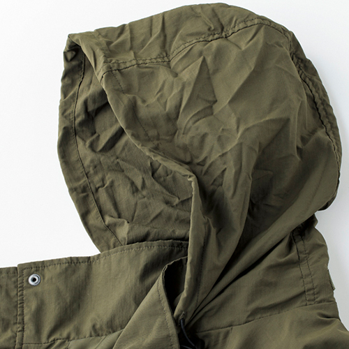 フードは折りたたんで襟に収納できます。