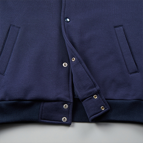 ドットボタンは金属製のアメリカンタイプ