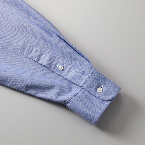 袖捲りがしやすい剣ポロとカフス仕様