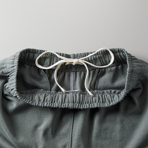 ウエストに調節可能な平紐付き(内側使用)<br />