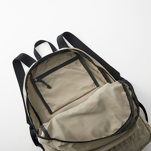 内ポケット付き<br />
ストラップは調節可能。<br />
最長45cm