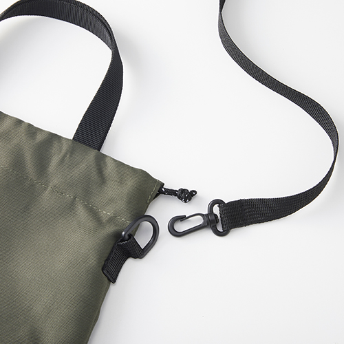 アジャスター付きのストラップは取り外し可能です。