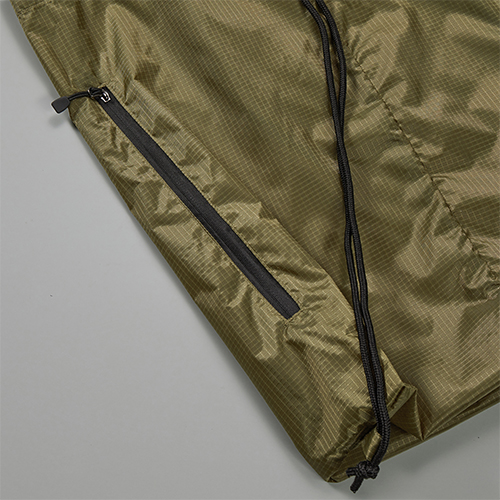 背負ったままでも物の出し入れが可能な裏使いのサイドファスナー付き<br />