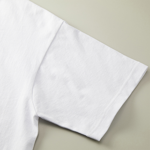 ストリート気分を引き立てる、大きめのアームホール<br />