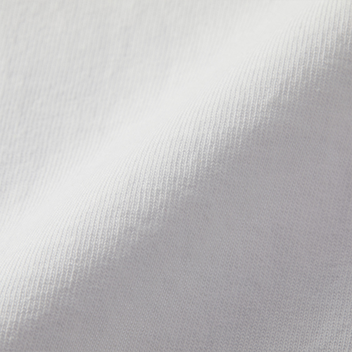 オープンエンド糸を高密度に編みこんだ、固めで粗野感のある生地<br />