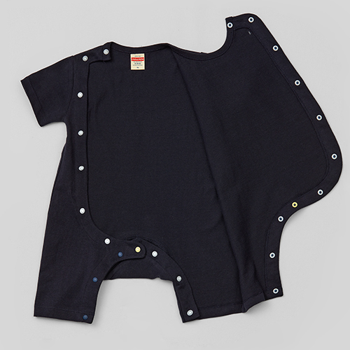 かけ違いをふせぐため、股中央部分のボタンのみ裏側はイエロー