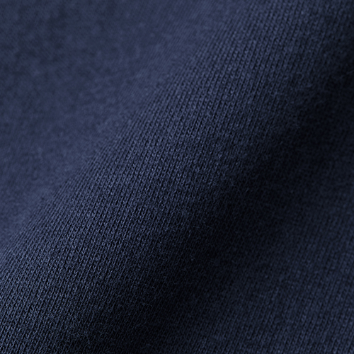 毛羽立ちが少なくなるように工夫した糸を使用したやわらかな風合いの5.6オンス生地<br />