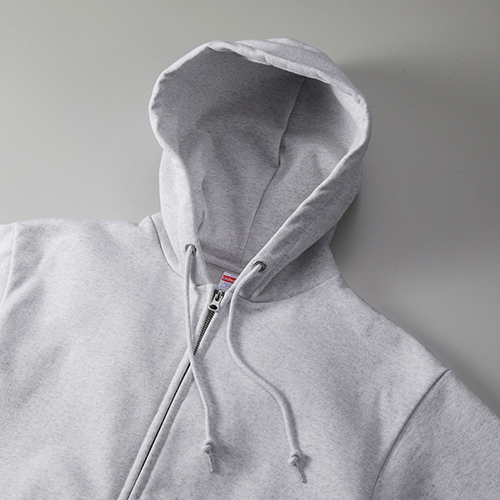 存在感のある大きめの二重フードが特長<br />