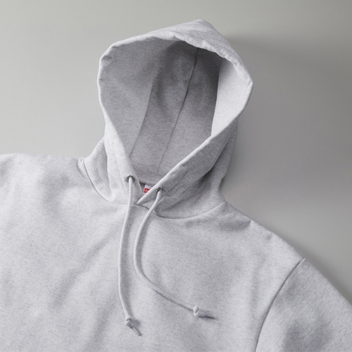 存在感のある大きめの二重フードが特長<br />