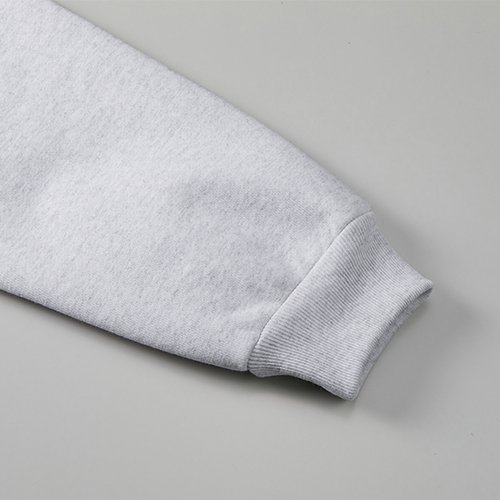 袖口はリブ仕様、フロントはステッチを排したミニマルな縫製仕様<br />