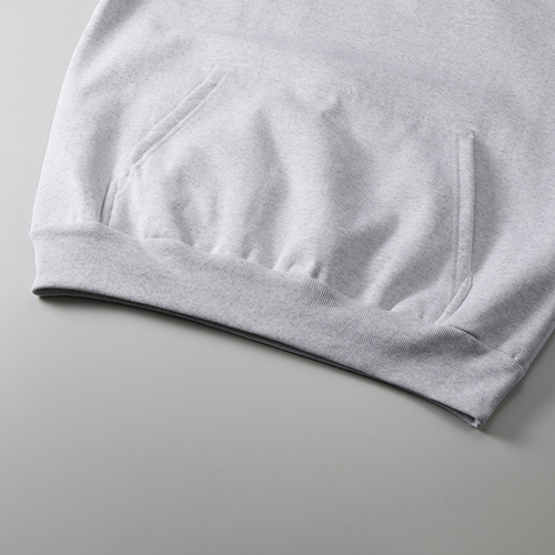 カンガルーポケット仕様、裾口のフロントはステッチを排したミニマルな縫製仕様<br />