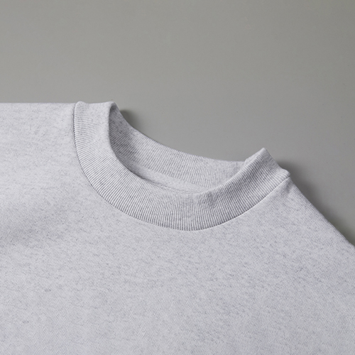 やや高めに仕立てられたネックラインが特長