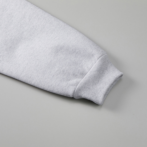 袖口はリブ仕様、フロントはステッチを排したミニマルな縫製仕様<br />