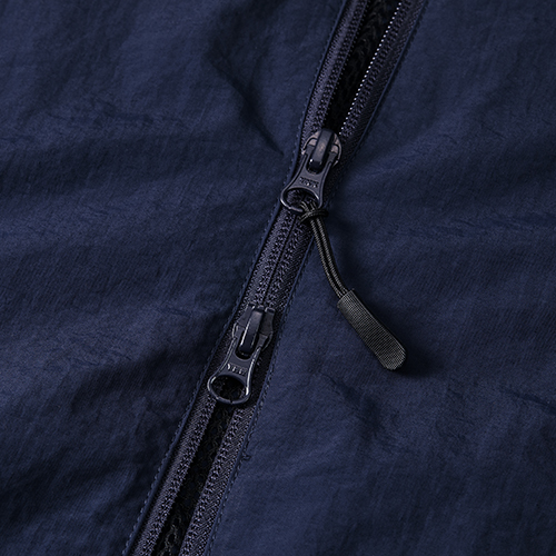 ファスナーはYKK社製 DALH型ダブルスライダー、引き手にはジッパータブ付き<br />