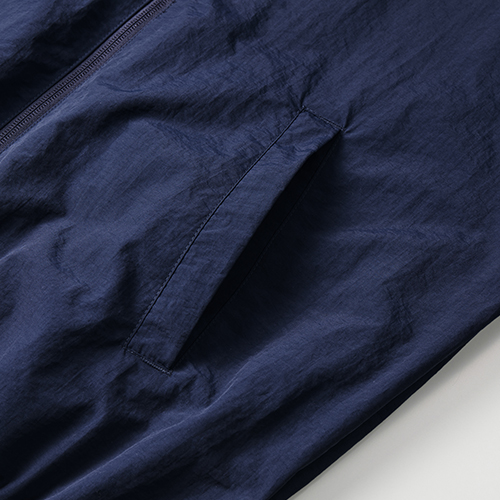 サイドには片玉縁ポケット付き<br />