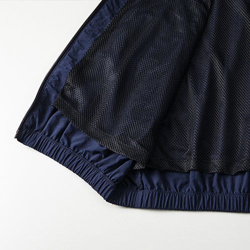 メッシュ素材のライナー付き、プリント加工に便利な裾フラシ仕様<br />