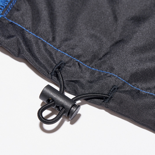 ドローコードで裾幅を調節可能