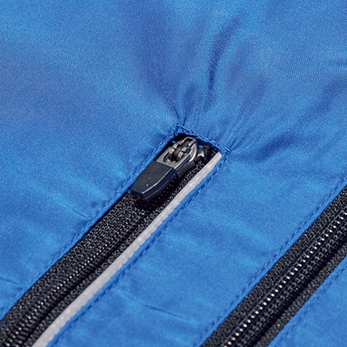 右胸ポケットはストッパー付きファスナー仕様