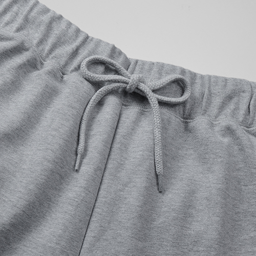 ウエストには、調節可能な丸ひも付き(外側仕様)