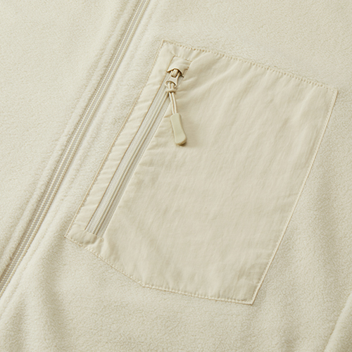 左胸にはプリント可能なナイロンポケット付き