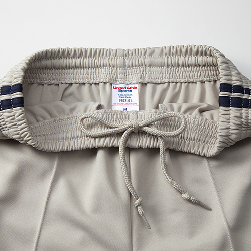 ウエストには、調節可能な丸ひも付き(内側)