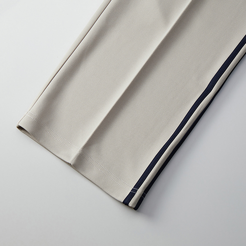 裾口は2本針始末<br />