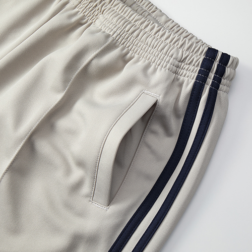 手の入れやすさを考慮したサイドポケット付き、片玉縁ポケット仕様<br />