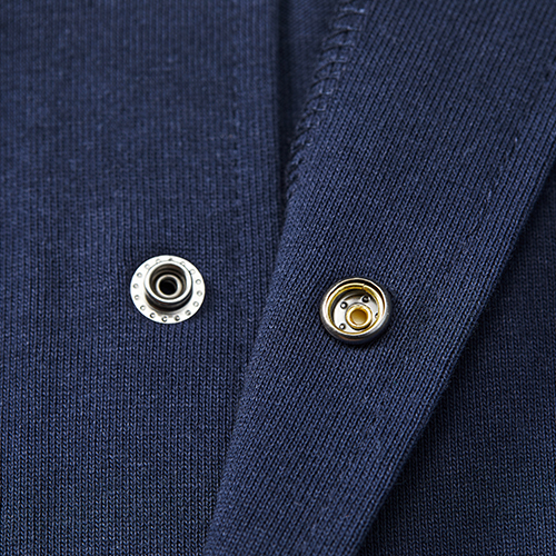 ドットボタンは金属製のアメリカンタイプ<br />