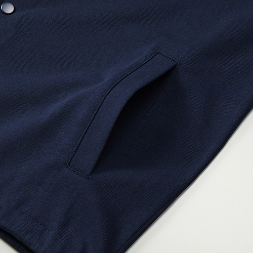 両サイドのポケットは片玉縁仕様<br />