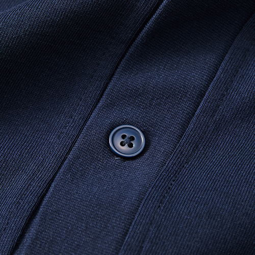 光沢のある小ぶりなボタンは身頃同色<br />