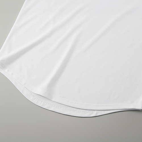 裾口は2本針始末、ラウンドテール仕様<br />