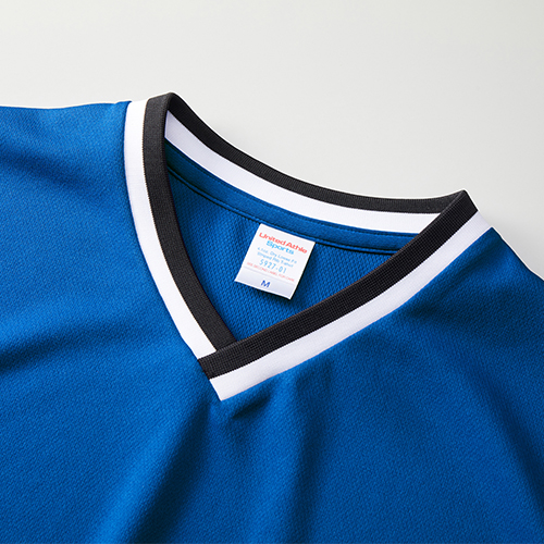 首もとはバイカラーのVネック仕様<br />