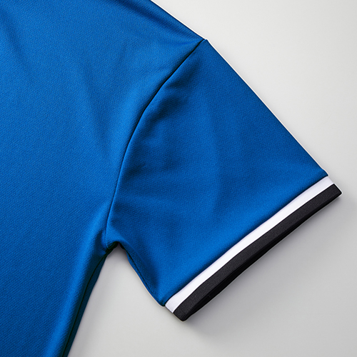 袖口はバイカラーのリブ仕様<br />