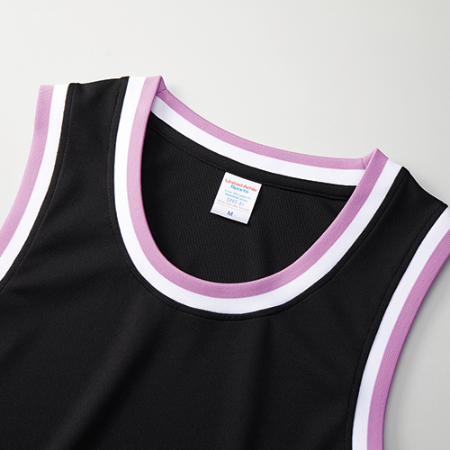 首もとはバイカラーのリブ仕様<br />