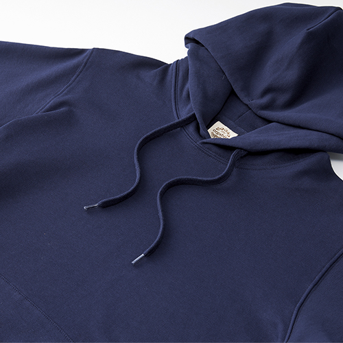 フード紐口も金具を使用せず、カン止め始末で環境に配慮した一着。