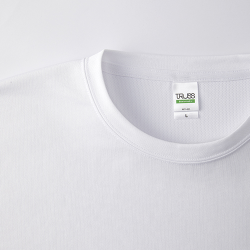 首回りはすっきりした付け襟を使用