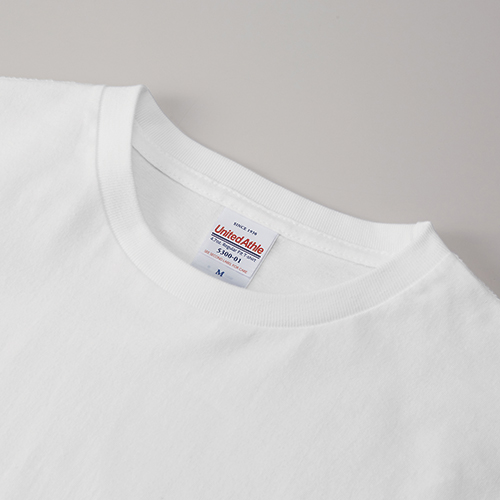 首リブはミニマルなステッチなし仕様<br />